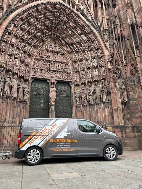voiture ets lerch devant eglise strasbourg